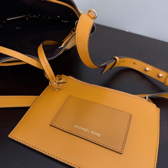 Michael Kors Cary Marigold SM Bucket Bag Leather Suede - Picture 8 of 16